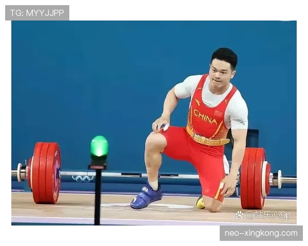 石智勇训练完顺手拎起教练当哑铃